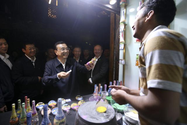 李克強(qiáng)夜訪成都寬窄巷 向外國人推銷青島啤酒