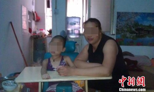 广西一女子拾荒抚育脑瘫养女 被誉“最美养母