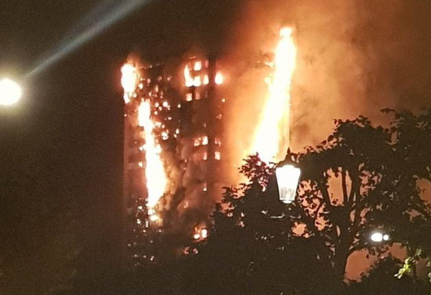 伦敦一高层居民楼被大火吞噬 200名消防员赶赴现场