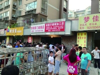 玻璃店约2吨重玻璃倒塌破碎 老板被埋身亡(图)