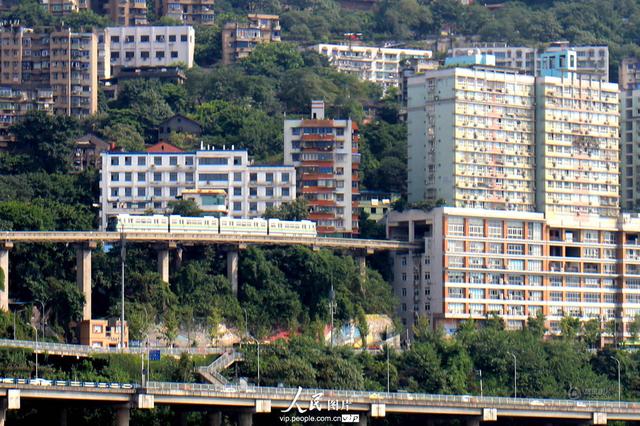 组图:重庆轻轨穿楼而过 网友赞神地形全国罕有