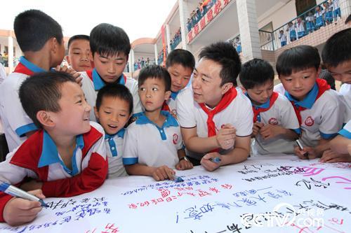 鸿基金连续四年举办萤火虫夏令营：为贫困留守儿童打开世界的另一扇窗