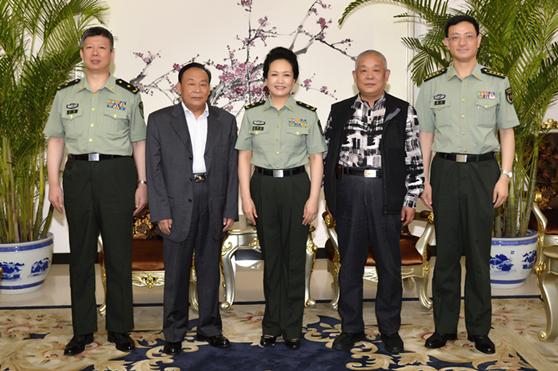 彭丽媛身着戎装会见母校代表团