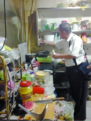 大学生揭打工餐馆黑幕:厨房脏乱臭