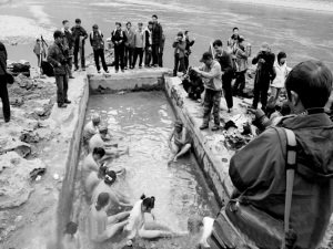 拍客围观怒江男女共浴 粗暴行为引网民声讨(图