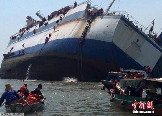 印尼载175人渡轮倾覆 乘客船员弃船逃生获救