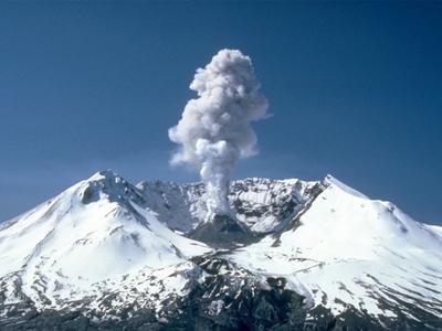 日本火山喷发致250余名登山者被困 已8人受伤