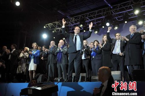 奥朗德在巴黎巴士底广场向支持民众发表讲话，庆祝胜选。龙剑武摄