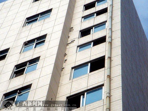 广西一高楼瓷砖脱落危及市民安全 无人出面担责
