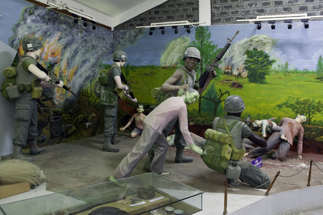 位于越南中部的美莱博物馆,在展示美军屠杀越南平民的立体塑像还原图。美军曾在美莱村杀死许多平民。摄影/Sam Sweezy 位于越南中部的美莱博物馆,在展示美军屠杀越南平民的立体塑像还原图。美军曾在美莱村杀死许多平民。摄影/Sam Sweezy