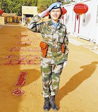 我军赴马里维和女医生:穿防弹衣睡觉成常事