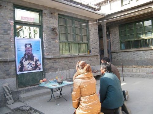 河南林州:教师被刑拘家属拜包公求公平(组图)
