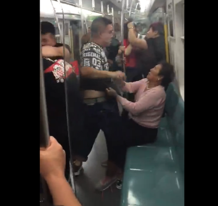 北京地铁4号两拨人为抢座 揪住头发互相厮打_新闻_腾讯网
