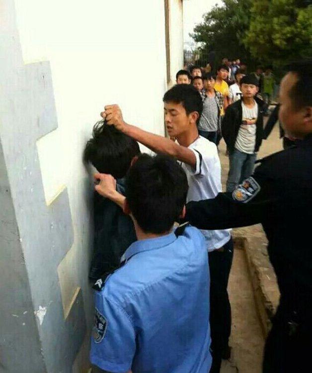 云南鲁甸暴打学生民警被停职 两名协警被辞退