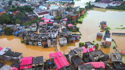 长江现最强降雨 安徽69处圩口溃破转移54万人 