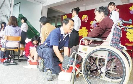 台湾中学校长带领同学为母亲洗脚报恩(图)