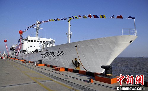 12月11日上午,一声汽笛长鸣,在众人目送中,中国目前最大渔政船“中国渔政206船”缓缓驶离中国极地考察国内基地中心码头,踏上首航的征程,赴钓鱼岛海域执行护渔维权任务。中国渔政206船,全长129.28米,满载排水量5872吨,隶属中国渔政东海总队。中新社发 雪寒 摄