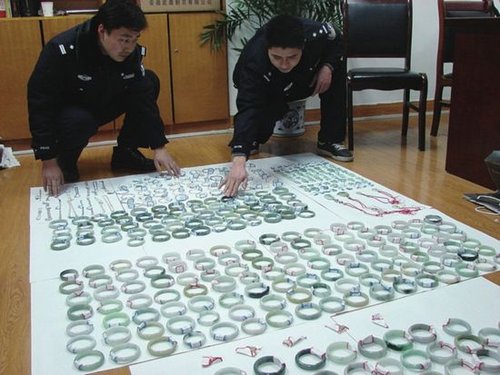 安徽黄山盗窃珠宝案告破 追回的首饰铺了半间屋