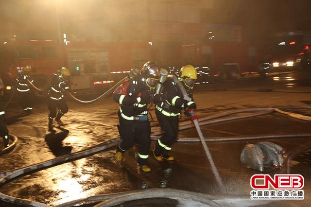 银川一批发市场起火 百余名消防官兵彻夜扑救