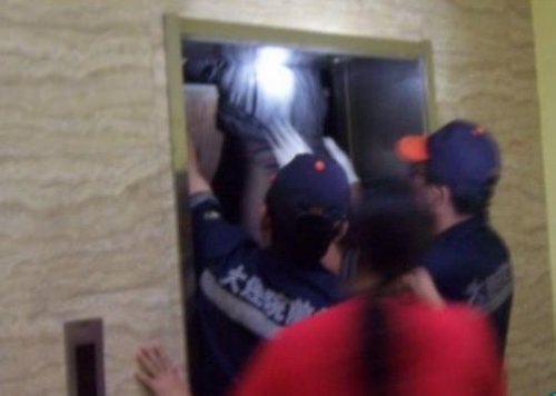 女子深夜上电梯被夹住2个多小时身亡(组图)