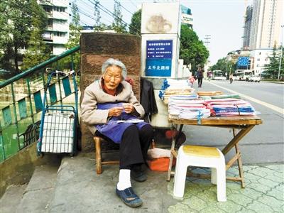 94岁的“鞋垫婆婆” 已成为桥头的一道风景