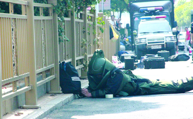 闹市惊现疑似爆炸物 特警穿百斤防爆服拆解