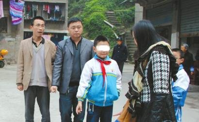 3小孩稱扶起摔倒老太被指肇事 家長賠錢了事