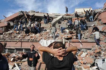 土耳其总理称土东部地震造成138人遇难