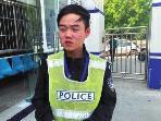 路边一辆轿车违法占用非机动车道,交警小王在车窗上贴了违法停车告知单。令他没想到的是,离开现场五六百米远后,车主竟追了上来,要求他删除违停证据,未果后竟动起手来。