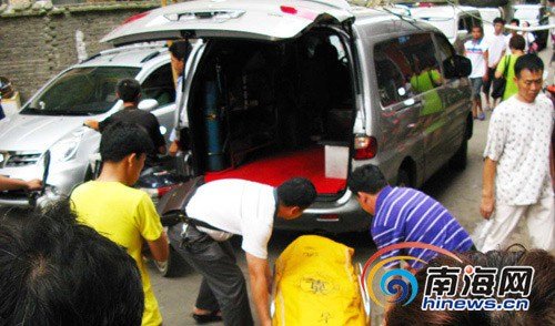 老汉玩牌猝死 拉尸者要价4千元(组图)转 – 铁血网