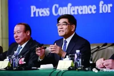 3月11日,全国政协十二届四次会议举行记者会,邀请5位企业家委员回答记者提问,其中就有中石化原董事长傅成玉。