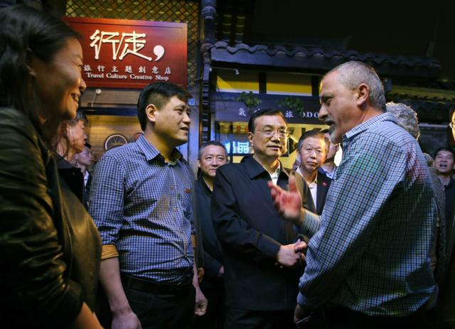 李克強(qiáng)夜訪成都寬窄巷 向外國人推銷青島啤酒