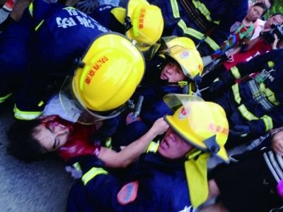 玻璃店约2吨重玻璃倒塌破碎 老板被埋身亡(图)