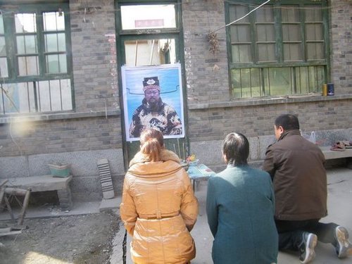 河南林州:教师被刑拘家属拜包公求公平(组图)