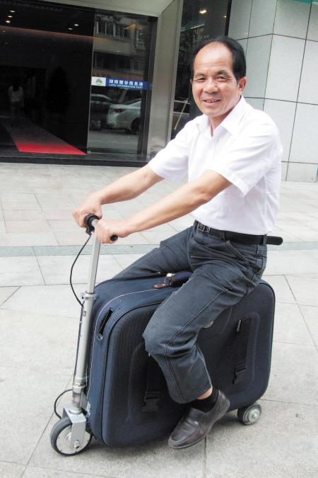 农民花10年发明载人行李箱 堪称世界最轻(图)