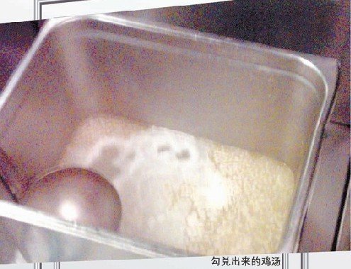 记者卧底康师傅牛肉面 鸡汤是勾兑杯子不消毒