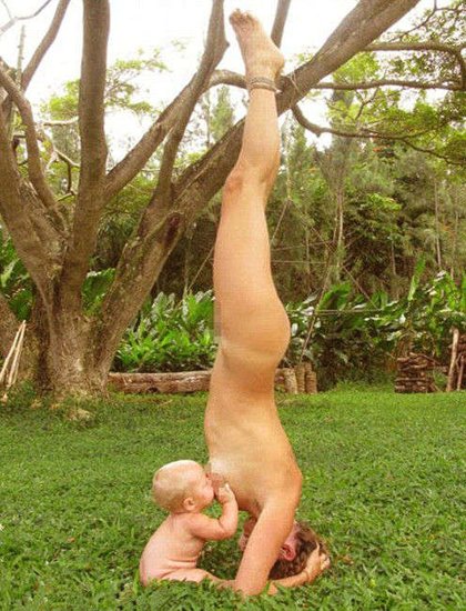 高清图—美国母亲艾米·伍德拉夫裸体练瑜伽倒立喂奶