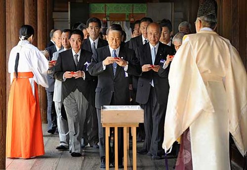 资料图:日本议员集体参拜靖国神社