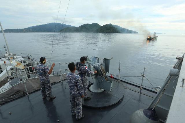 印尼海军炸沉3艘越南渔船 警告非法捕鱼者