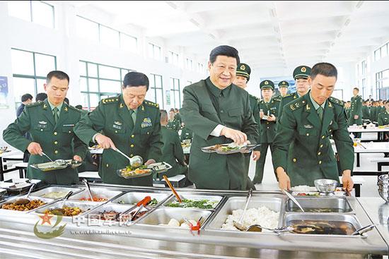 2012年12月10日，中共中央总书记、中共中央军委主席习近平在广州军区某装步营，与官兵共进午餐。记者周朝荣摄