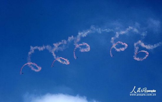 第九届珠海航展：“八一”跳伞大队再舞“空中芭蕾”