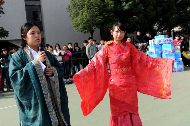 組圖：武漢大學生用衛(wèi)生紙制作創(chuàng)意婚紗