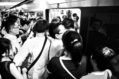 北京地铁早高峰体验：抢座打架夹手掉鞋是常事