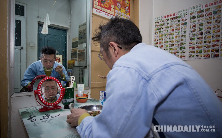 图片故事:隐居在城市街头的<em>胸罩</em>哥,他们越是