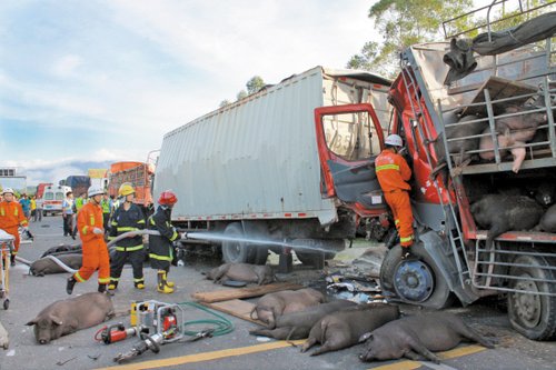 油罐车爆炸烈焰冲起两米高