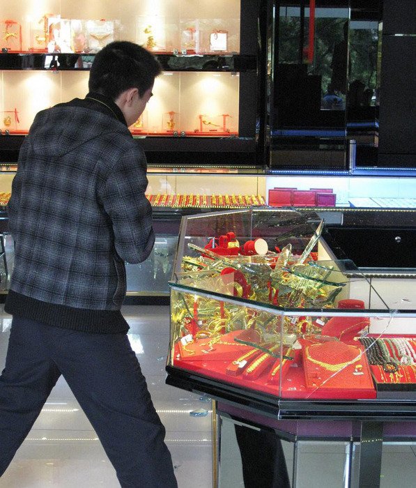 高清:退伍兵持枪抢金店 70秒搬空两个柜台
