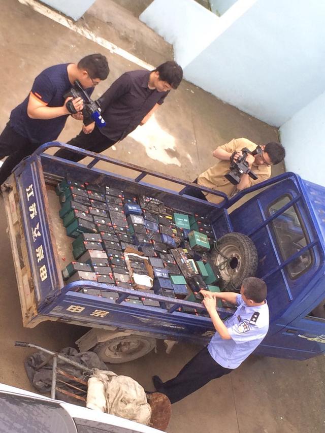 两老贼连续鏖战两晚偷了240个电瓶。 朱鼎兆 摄