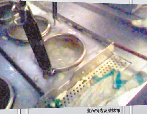 记者卧底康师傅牛肉面 鸡汤是勾兑杯子不消毒