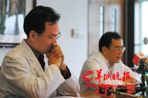 广东省妇幼保健院副院长陈运彬(右)和儿科主任