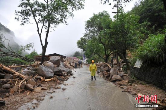 5月8日,福建泰宁县道路受泥石流影响,受损严重。8日凌晨,泰宁县开善乡发生泥石流,造成中国华电集团所属池潭水电厂扩建工程项目部办公楼和工地宿舍被埋。 中新社记者 吕明 摄
